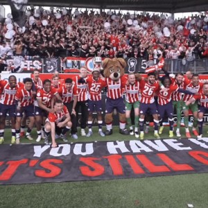 埃因霍温众将赛后在横幅前合影嘲讽阿贾克斯：冠军还是我们的！